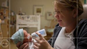 photo of mom bottle feeding baby to illustrate recovery from birth trauma
